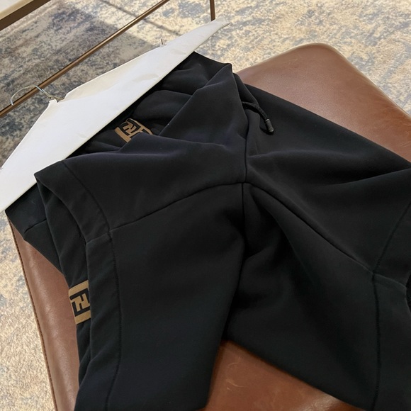 Men’s Fendi shorts Fendi size 48 Fits like a medium - Authntic - Picture 3 of 5